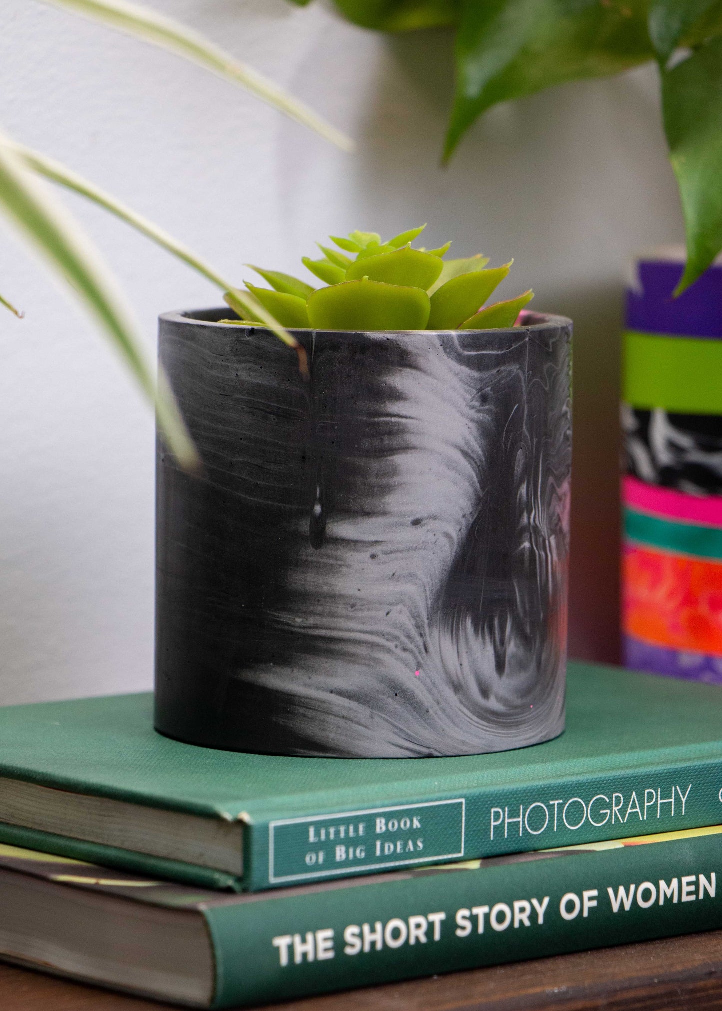 Small marbled planter