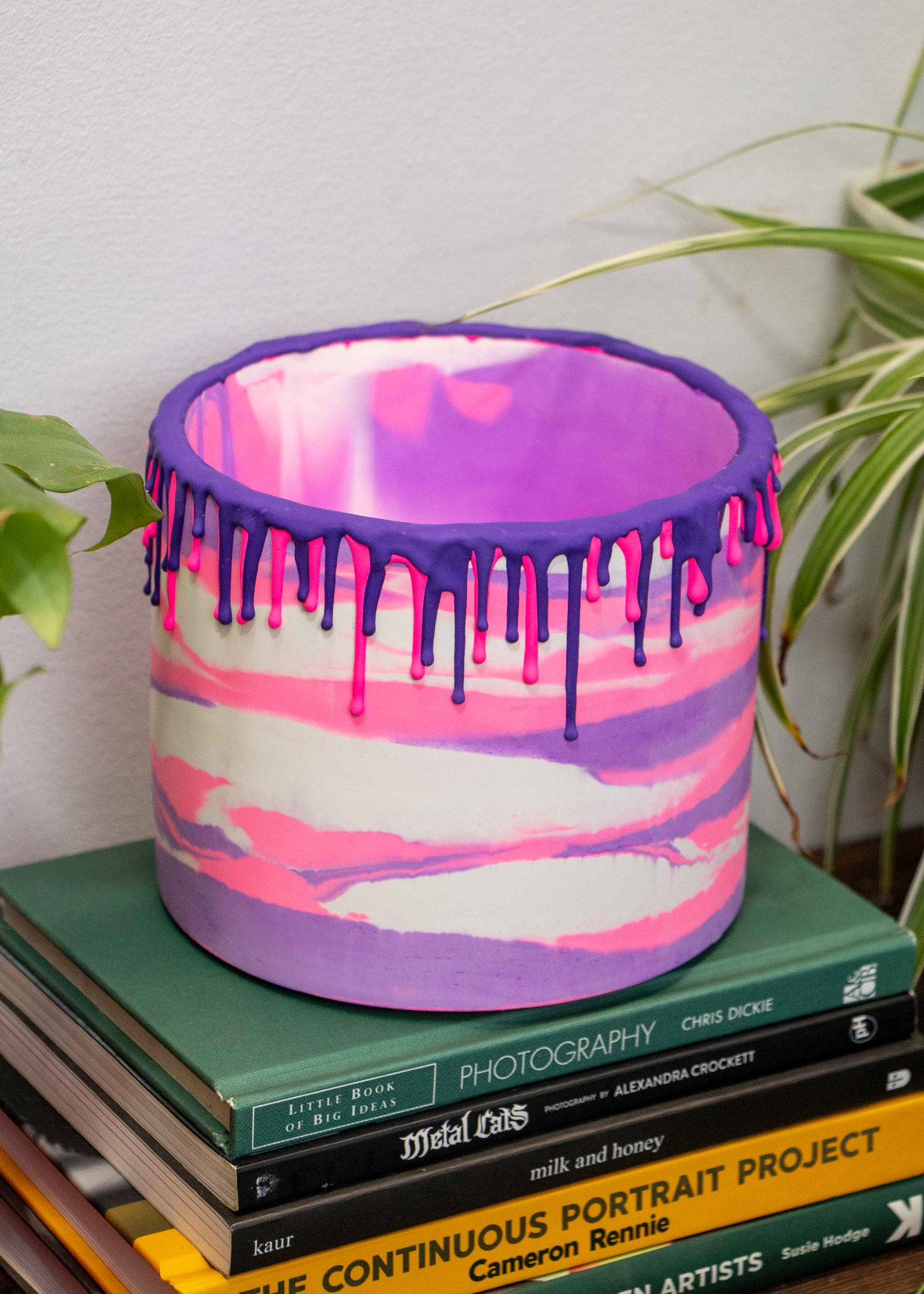 Drippy medium planter